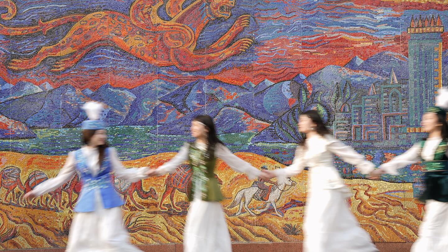 Арендовать гараж, сделать ремонт, рассказать о своём детстве. Выставка «Мезет»