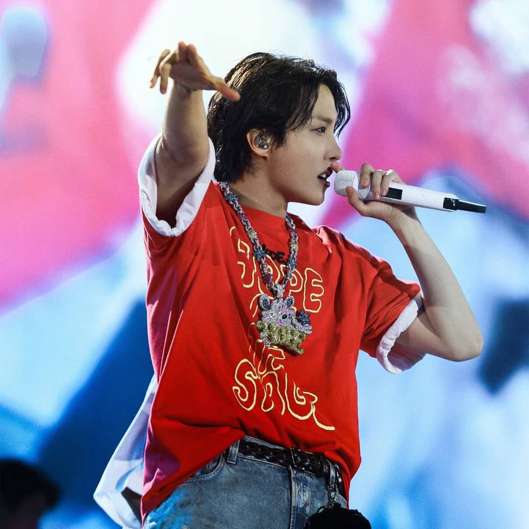 J-Hope из BTS совместно с ювелирным брендом Alex Moss выпустили уникальное украшение