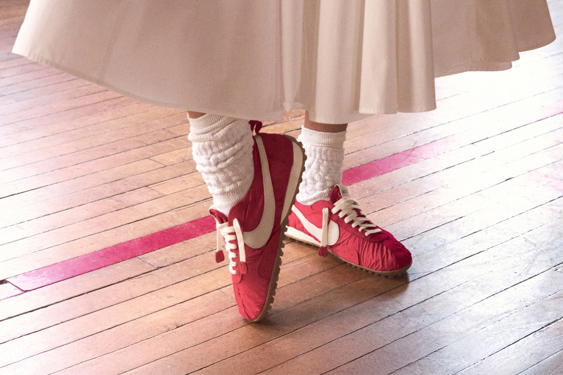 Nike и Jacquemus переосмыслили культовую модель кроссовок