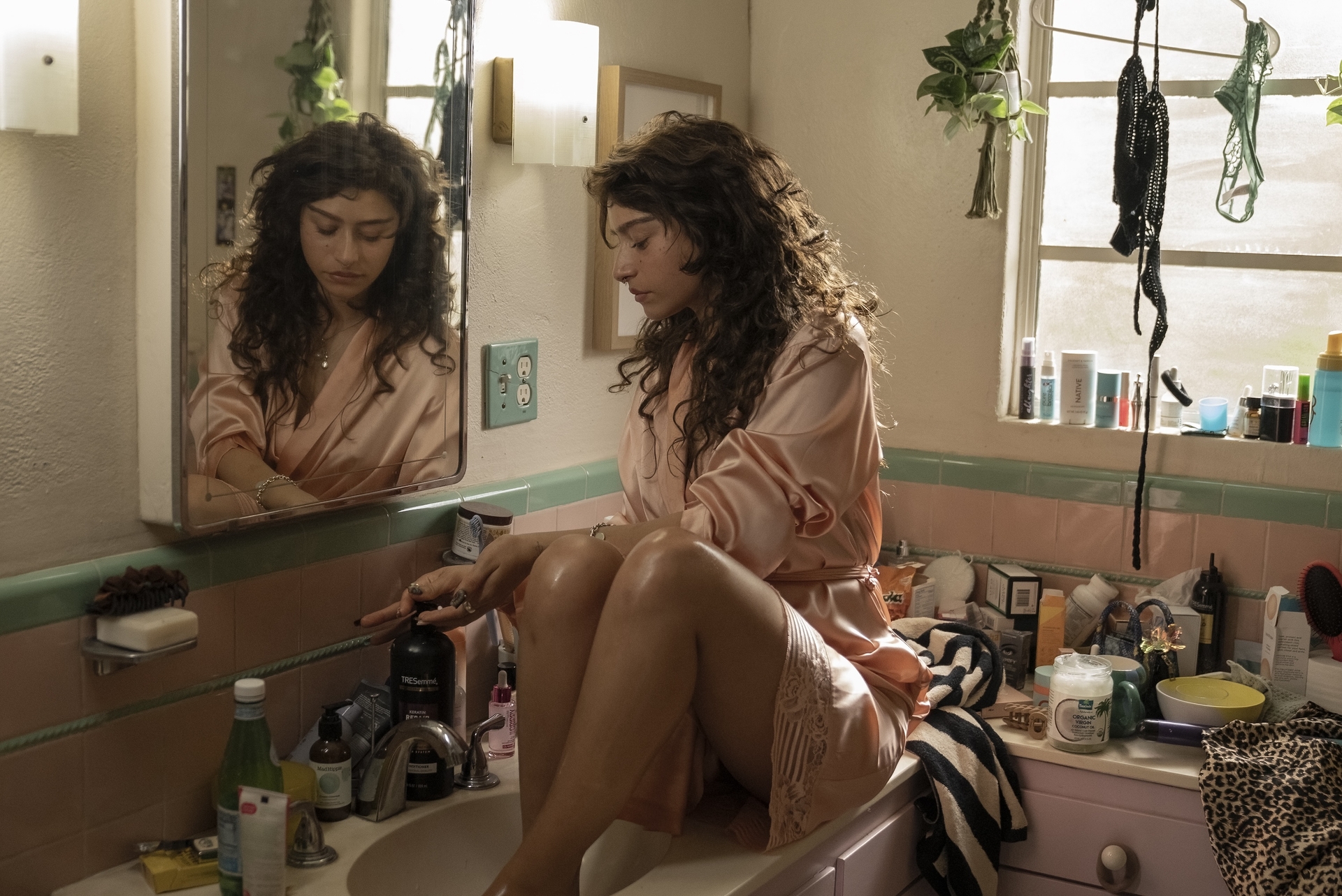 «Важно давать платформу молодым талантам»: Рэйчел Сеннотт — о сериале «I Love LA» и зумерах