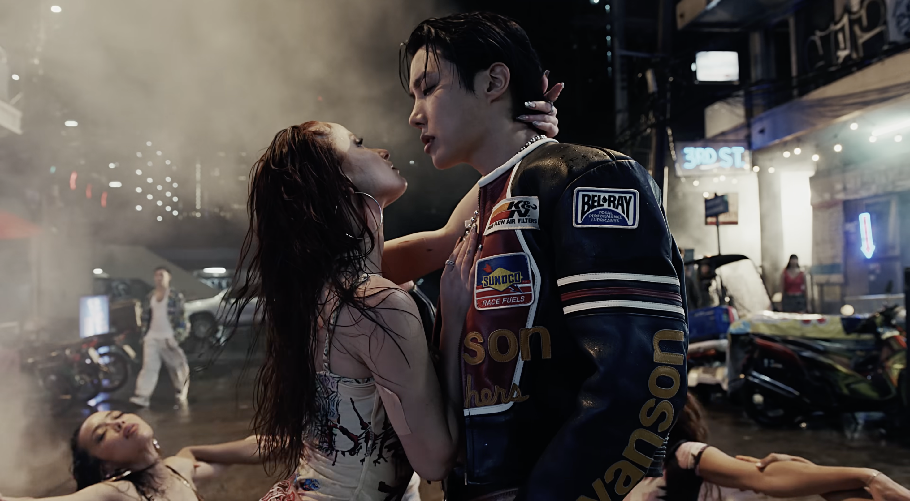 Алисса Сантос: танцовщица J-Hope и JENNIE в Казахстане 