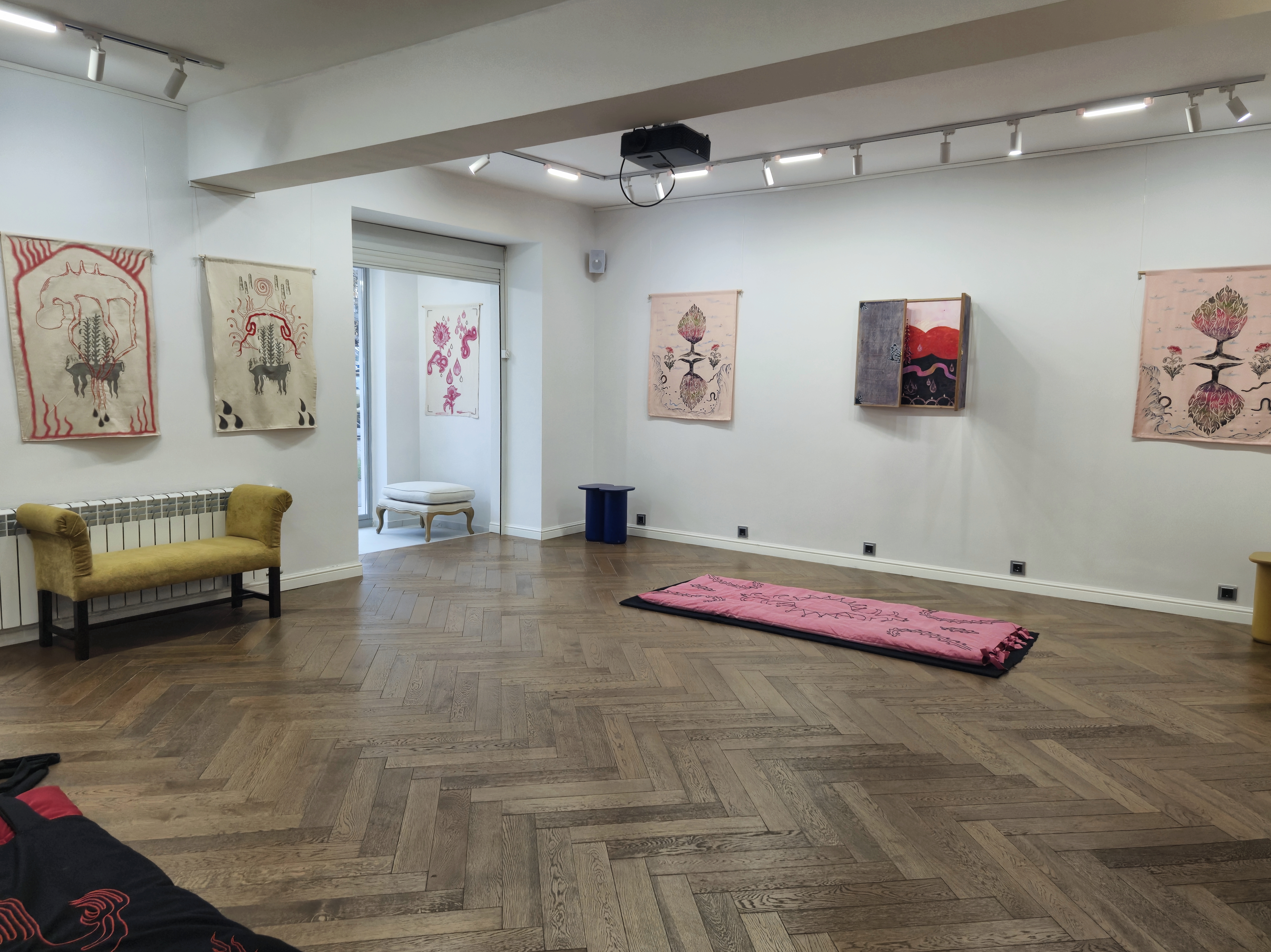 «Tüs» Аружан Жумабек и Меруерт Кунаковой: невесомость сюрреалистического бытия  