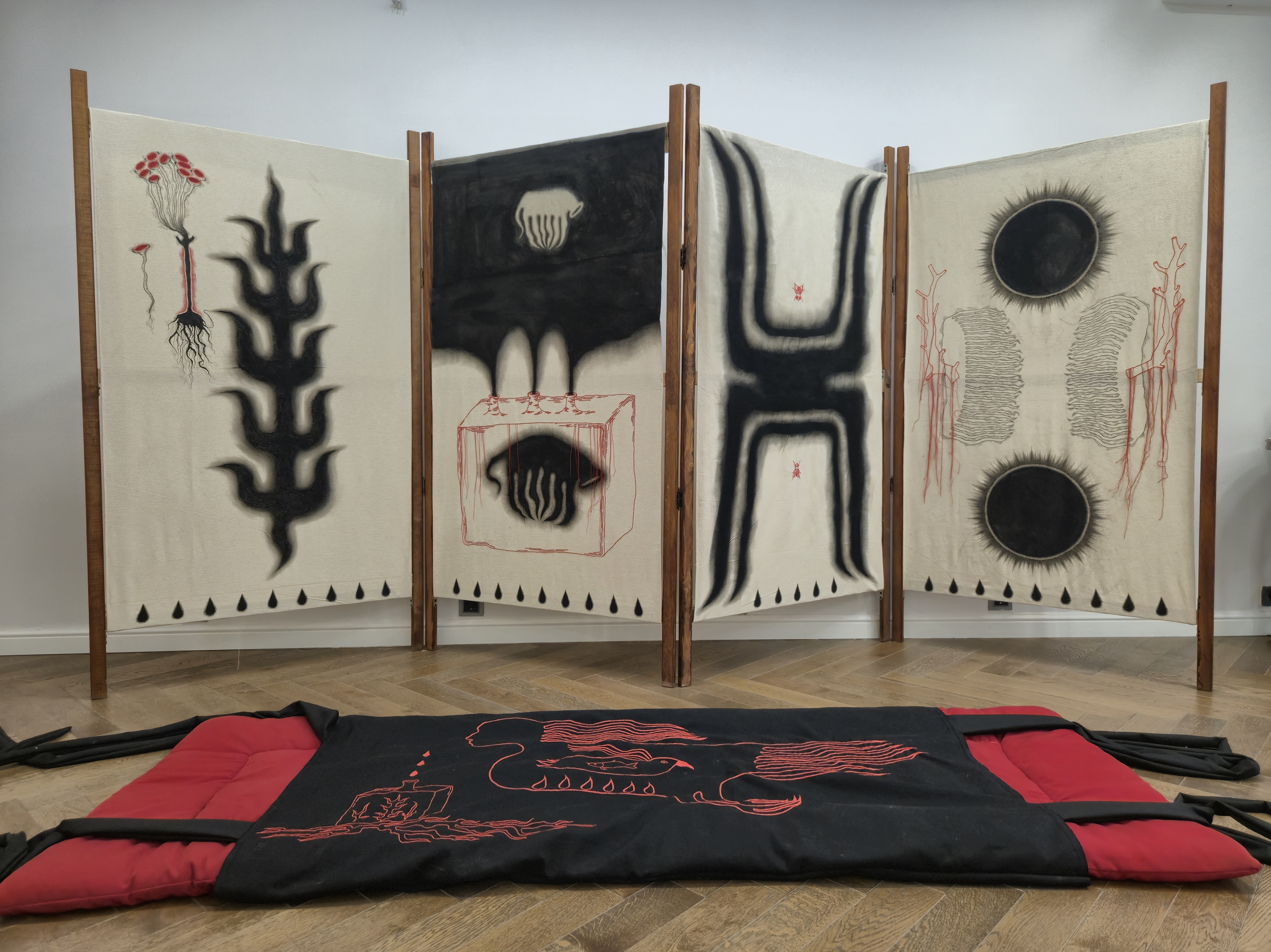 «Tüs» Аружан Жумабек и Меруерт Кунаковой: невесомость сюрреалистического бытия  