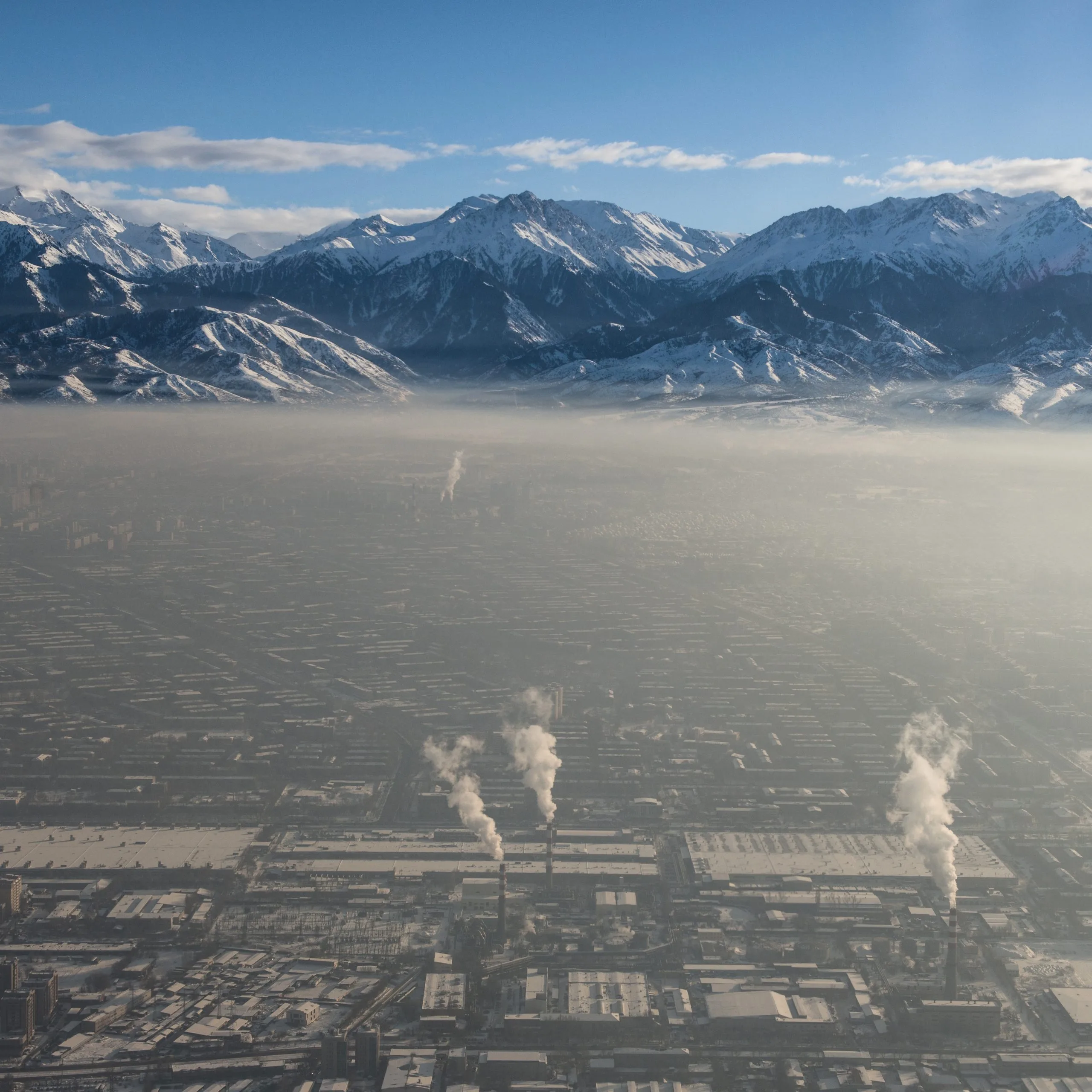 Грязный воздух «обошёлся» алматинцам в 518 сигарет за 2025 год