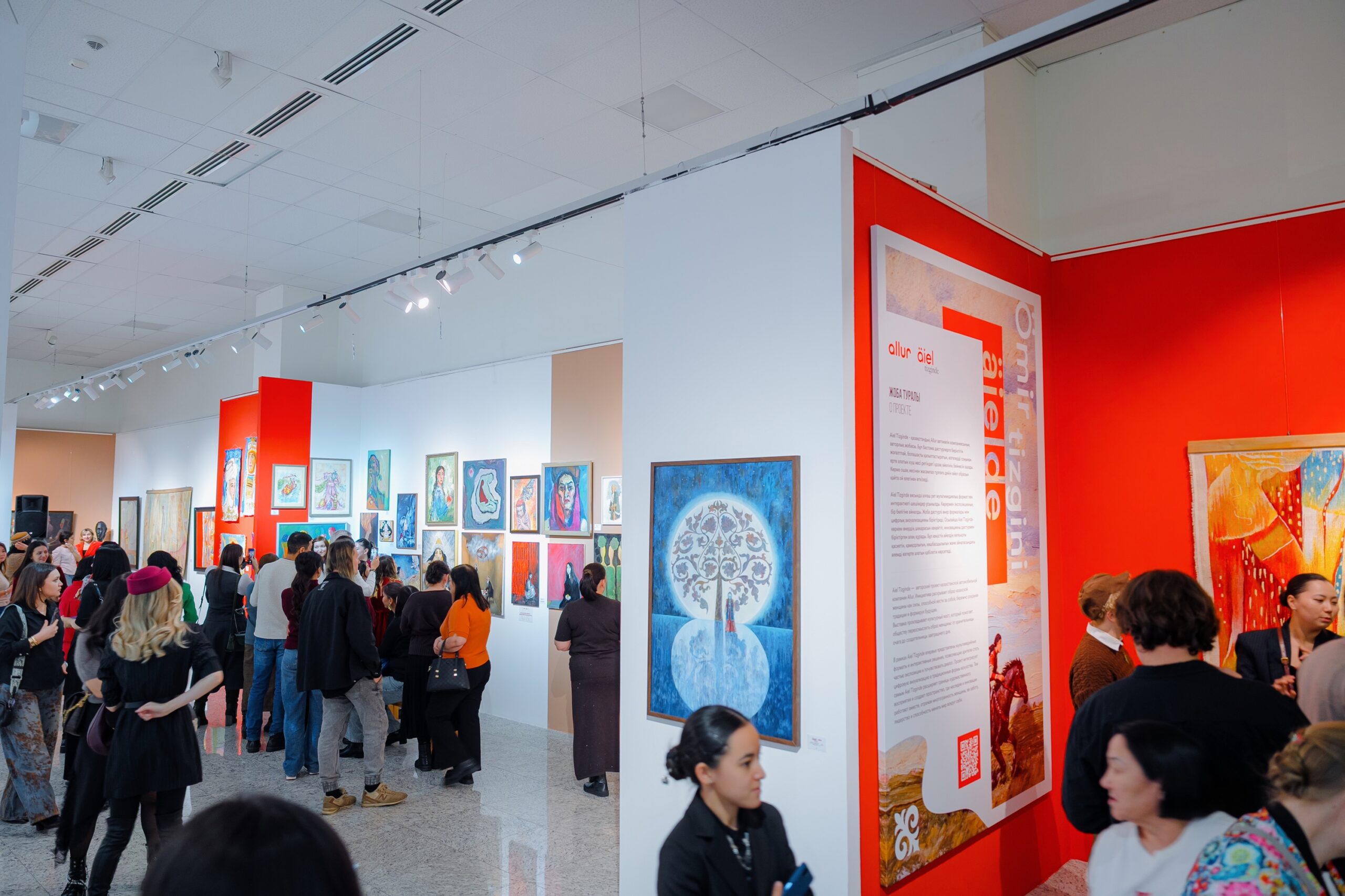 Выставка «Äiel Tizginde» о роли современной женщины открылась в Астане