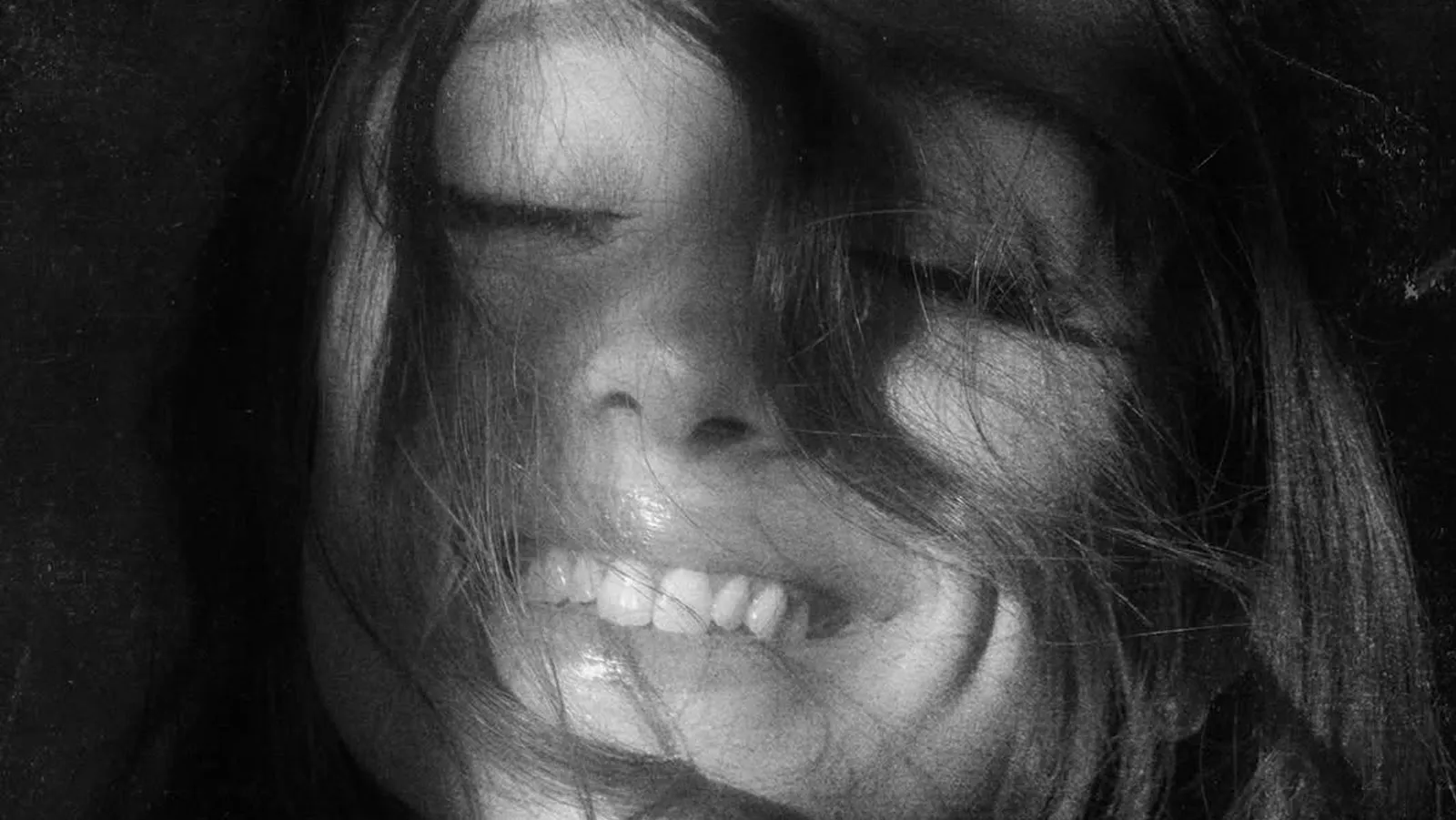 Ариана Гранде анонсировала новый альбом petal