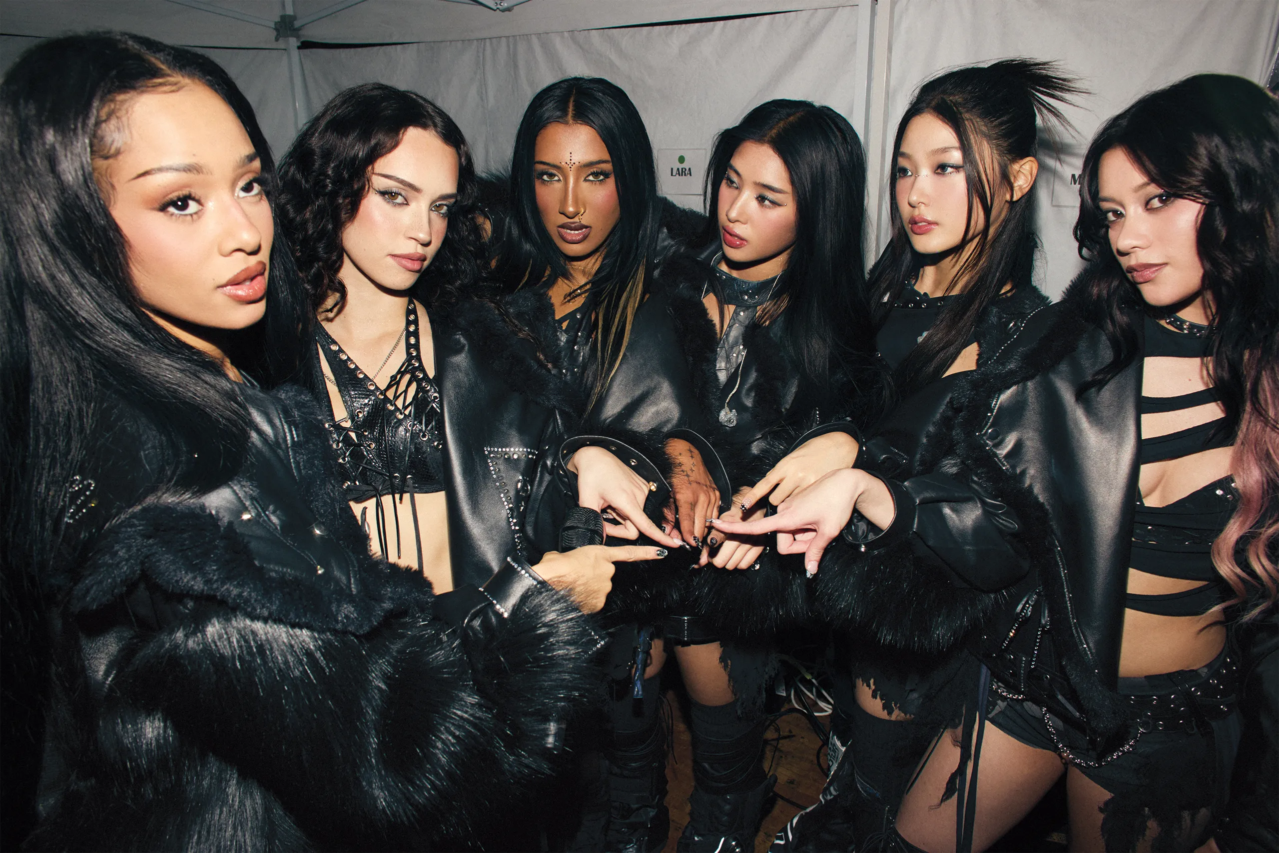 У KATSEYE вышел клип на новый сингл «PINKY UP»