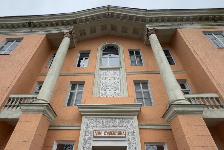 Қырғыз суретшілері далада қалуы мүмкін. Билік олардың үйін тартып алды