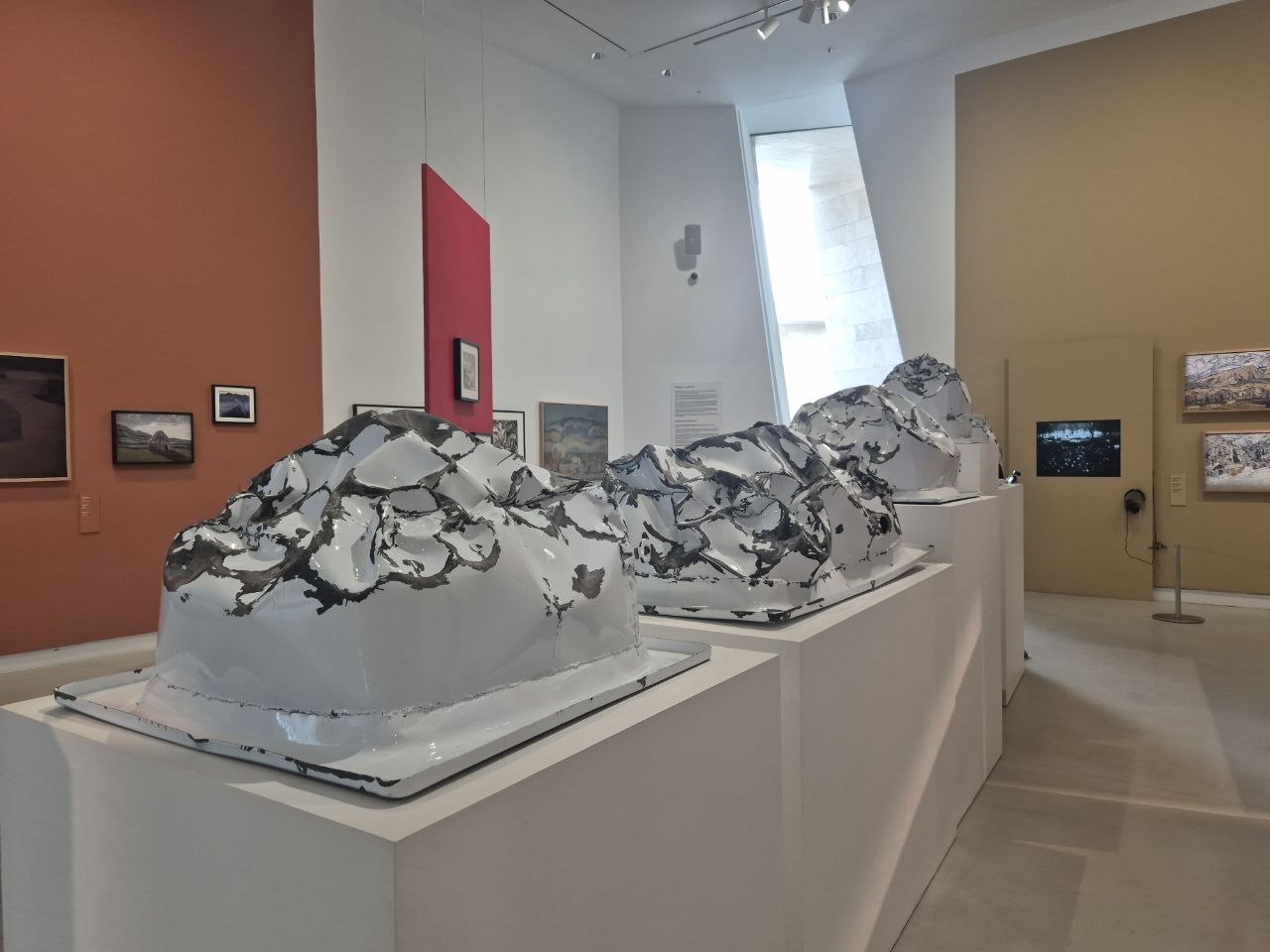 «Қонақтар»-дан голова кругом. О выставке в Almaty Museum of Arts