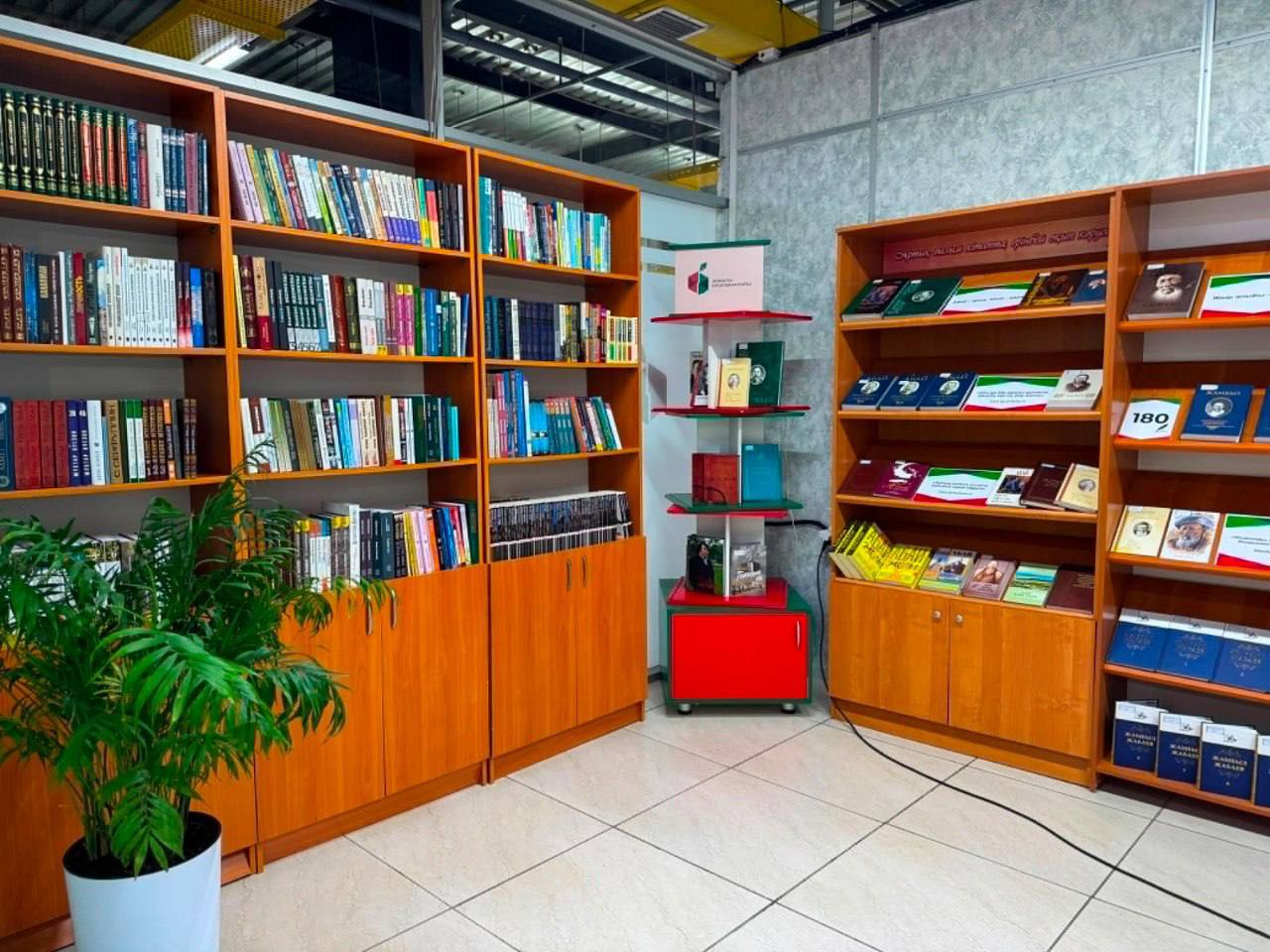 В Алматы открылся пункт книговыдачи в торговом центре