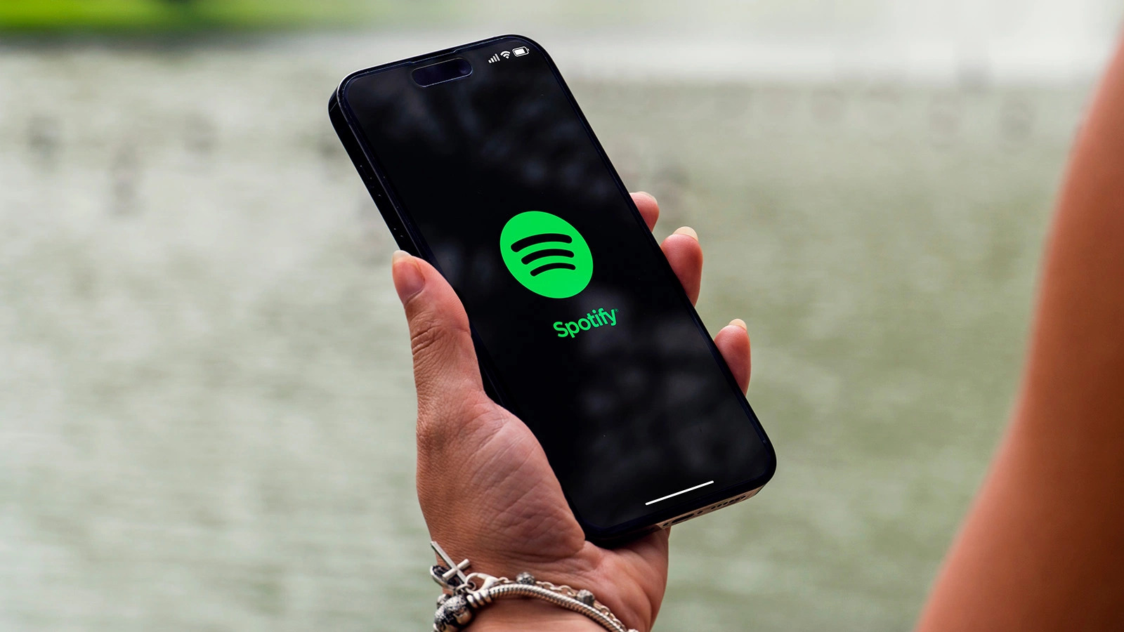 Spotify начнёт маркировать ИИ-артистов