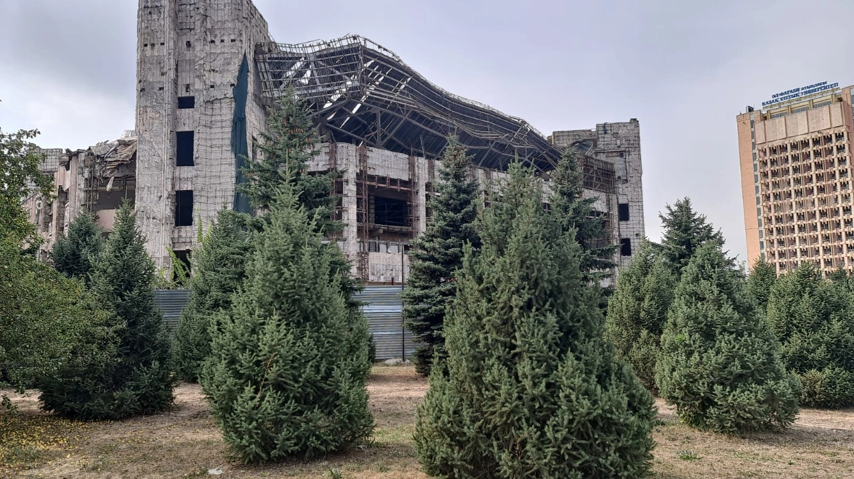 В Алматы обрушилась часть крыши Дворца студентов КазНУ